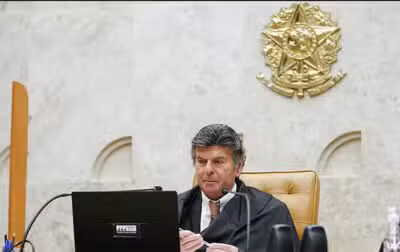 O professor afirma que Fux age como um “puppet” de Trump e expõe a Suprema Corte brasileira a interferências dos EUA