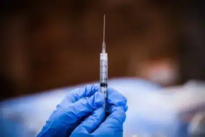 Injeção inteligente reduz câncer de cabeça e pescoço em seis semanas, diz estudo