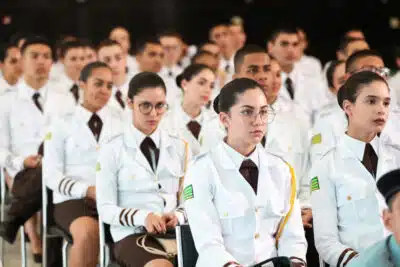 Paraná acelera projeto de escolas cívico-militares; SP enfrenta dificuldades