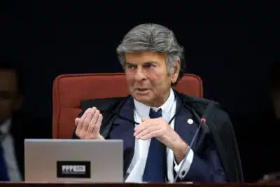 Luiz Fux pede transferência para STF e abandona julgamento do caso
