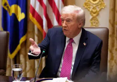 Trump diz a Zelensky que é hora de chegar a um acordo. Ucraniano apresenta mapas de alvos russos