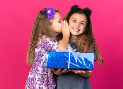 Dia das Crianças: Poeta revela o que uma boneca representa para a criança