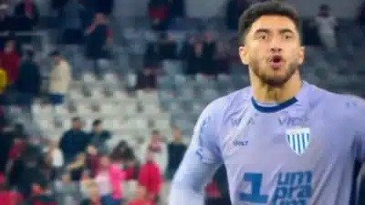 Goleiro do Avaí provoca Athletico-PR e causa briga generalizada Goleiro do Avaí provoca Athletico-PR e causa briga generalizada