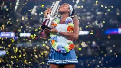 Coco Gauff acompanha Serena Williams em feito histórico em quadras duras