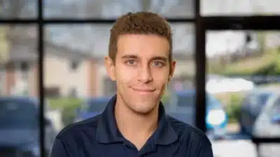 Daniel Naroditsky conquista público online com xadrez e transmissões