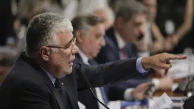 Oposição entra com ação contra votos de Barroso e Weber sobre aborto