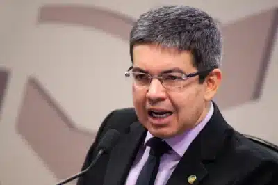 Randolfe Rodrigues defende taxação de bancos e bets