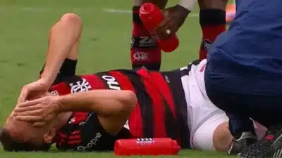 Gabigol sofre com dores e deixa campo no clássico contra o Palmeiras