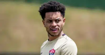 Matheus Cunha marca gol pelo Vitória em clássico contra Santos