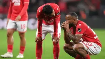 Standard Liège x Antwerp é interrompido após ataque de torcedor ao árbitro
