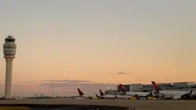 Homem ameaça atirar em aeroporto dos EUA e é preso com fuzil AR-15