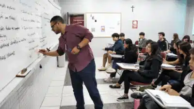 Professores efetivos no Brasil: estabilidade abaixo da média da OCDE