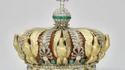 Coroa Roubada do Louvre Encontrada Danificada em Paris