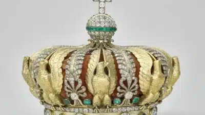 Louvre: Ladrões roubam joias inestimáveis da coleção de Napoleão
