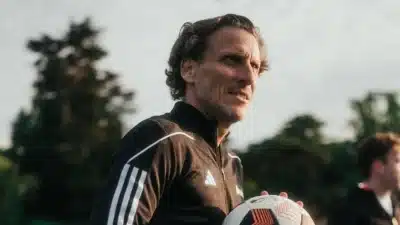 Diego Forlán sofre fraturas em jogo de veteranos no Uruguai