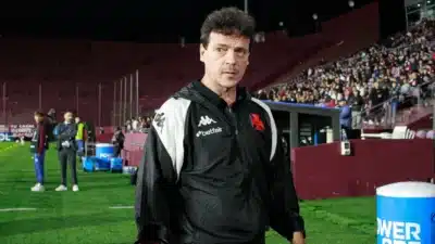 Fernando Diniz elogia atuação de jogador do Vasco na vitória por 2 a 0