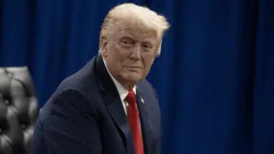 Trump acusa China de tarifar produtos com 155%