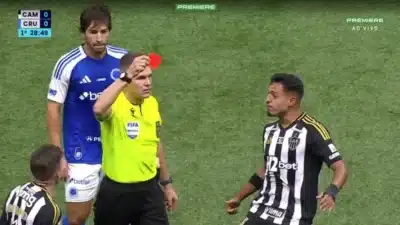 Paulo Cesar Zanovelli comete erro e dá vermelho injusto em Cruzeiro x Atlético-MG Paulo Cesar Zanovelli comete erro e dá vermelho injusto em Cruzeiro x Atlético-MG