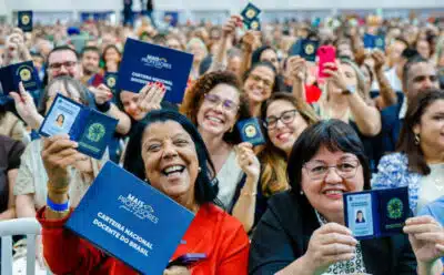 Professores do Brasil podem solicitar a Carteira Nacional Docente (CNDB) a partir de hoje Professores do Brasil podem solicitar a Carteira Nacional Docente (CNDB) a partir de hoje