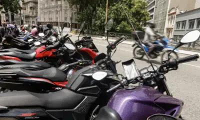 Trabalhador por aplicativo tem renda maior mas jornada mais longade. IBge aponta dados para 2018 no setor