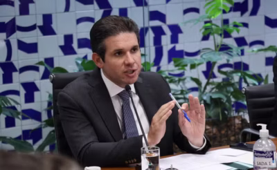 Motta pressiona Congresso por solução fiscal antes da LDO