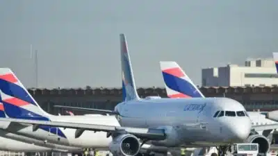 Brasil lidera expansão do transporte aéreo global, alerta sobre riscos