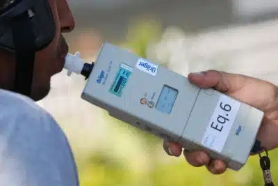 Eletricista é demitido após teste de bafômetro; lei é aplicada pela Justiça