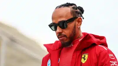 Hamilton provoca Alonso com comentário sobre rádio em Singapura: “18 anos disso”