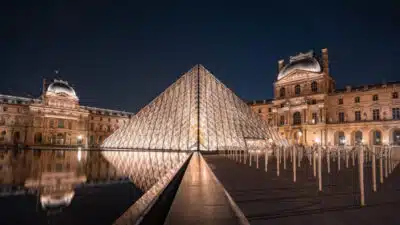 Louvre, em Paris, é fechado após assalto; investigações seguem