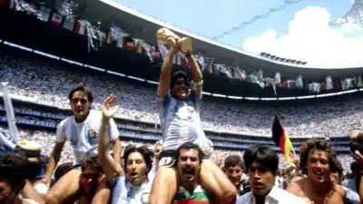 Roberto Cejas morre após invadir gramado em homenagem a Maradona