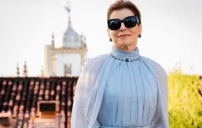 Debora Bloch recebe homenagem emocionante e reencontra o pai Debora Bloch recebe homenagem emocionante e reencontra o pai