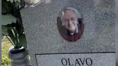 Flávio Bolsonaro visita túmulo de Olavo de Carvalho nos EUA
