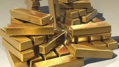 Ouro sobe pela 8ª semana com risco de tarifas dos EUA