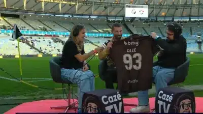 Casimiro recebe presente do presidente do Vasco no Maracanã