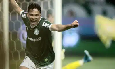Palmeiras destrói Juventude e dispara na liderança do Brasileirão Palmeiras destrói Juventude e dispara na liderança do Brasileirão