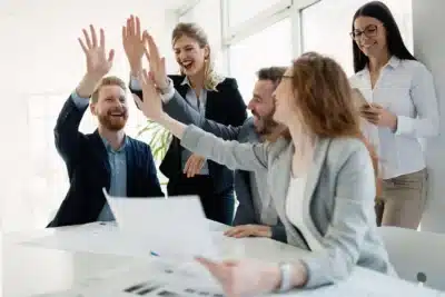 Líderes inspiradores promovem equipes mais felizes, aponta estudo