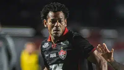 Romarinho rescinde contrato com Vitória após cinco jogos