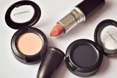 Amazon e TikTok podem impulsionar recuperação da Estée Lauder, aponta Goldman Sachs Amazon e TikTok podem impulsionar recuperação da Estée Lauder, aponta Goldman Sachs