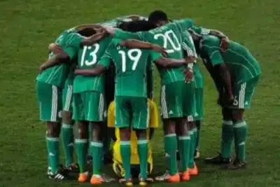 Avião da Nigéria sofre pouso de emergência antes de jogo decisivo Avião da Nigéria sofre pouso de emergência antes de jogo decisivo