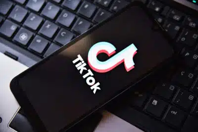 Tribunais da Nigéria ordenam celebridades do TikTok a se casarem após vídeo