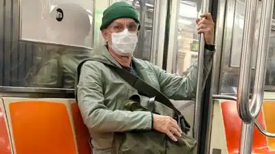 Tom Hanks usa disfarce em metrô de Nova York; veja fotos