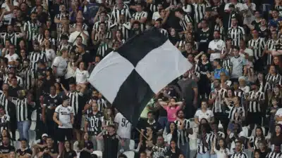 Botafogo x Flamengo: briga generaliza entre torcedores após gol do Fla Botafogo x Flamengo: briga generaliza entre torcedores após gol do Fla