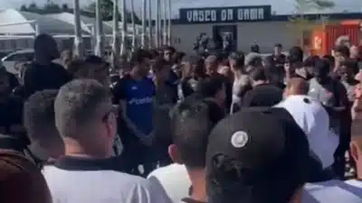 Torcida do Vasco cobra explicações do elenco e da diretoria após crise
