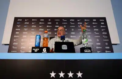 Marcelo Bielsa Admite Ser “Veneno” do Vestiário em Confissão Explosiva