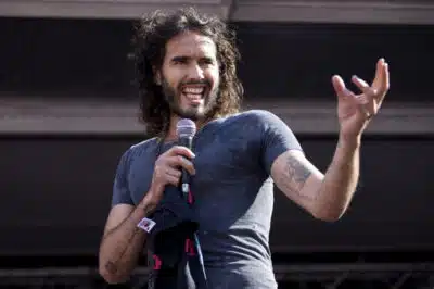Russell Brand Indiciado Novamente em Caso de Agressão Sexual em Londres