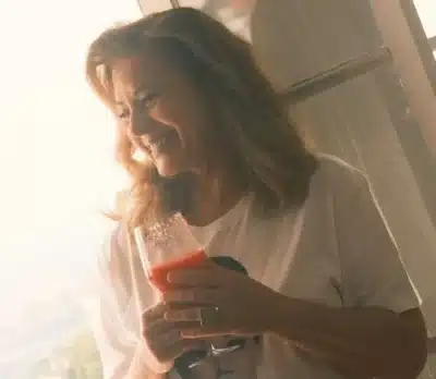 Vera Fischer encanta com look e revela segredo para a juventude e bem-estar