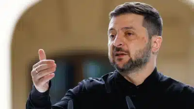 Volodymyr Zelensky busca garantias de segurança em reunião em Londres com Macron e Starmer