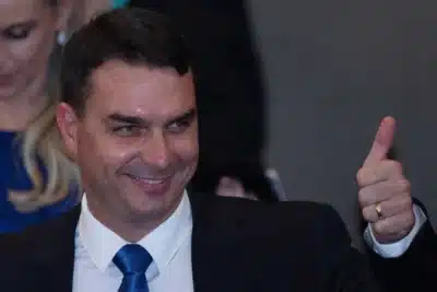 Flávio Bolsonaro avalia desistir da Presidência em negociação por anistia a Bolsonaro