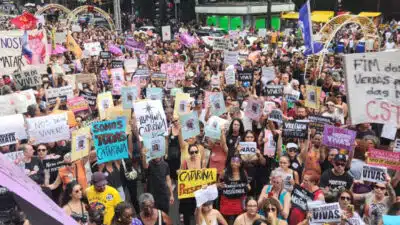 Manifestantes em São Paulo pedem fim aos feminicídios e ecoam “Lula 2026”