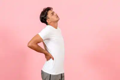 Dor nas Costas em Jovens: Causas, Prevenção e Alerta de Sinais